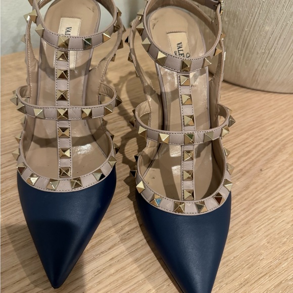 Valentino Garavani Navy and Beige Rockstud Pointed-Toe Strappy Pumps - Picture 4 of 16